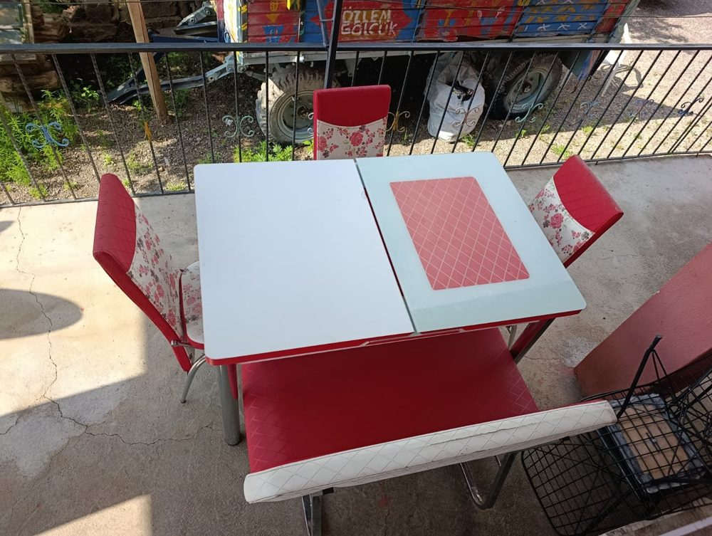 İkinci el açılır yemek masası kırmızı sandalye Niğde